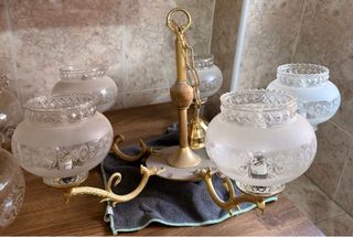 Lámpara de mesa dorada y cristal