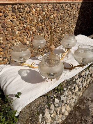 Lámpara de mesa dorada y cristal