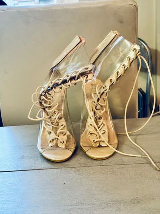 2 pares botas de tacón alto negras y transparentes