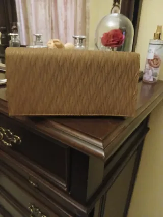 Bolso de mano marrón y dorado