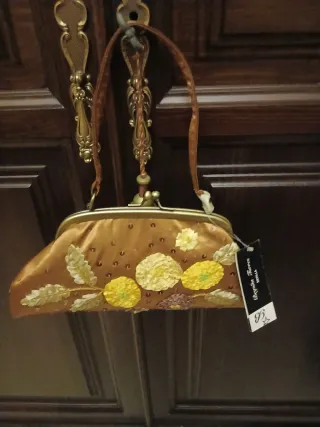 Bolso de mano marrón y dorado