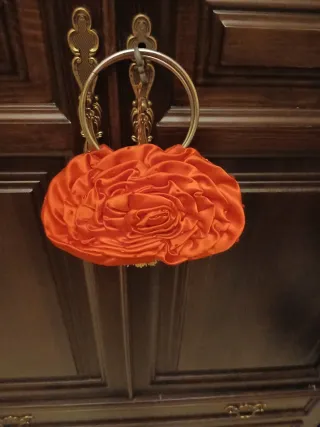 Bolso de mano marrón y dorado