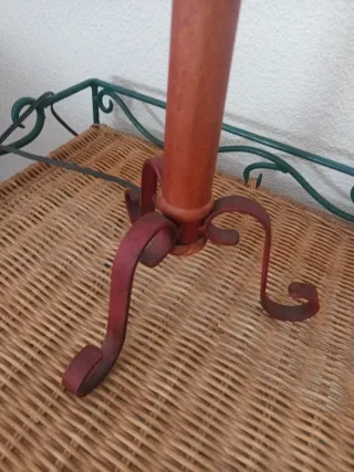 Lámpara de forja y madera