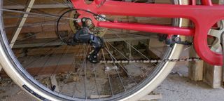 Bicicleta roja con sillita para niñx