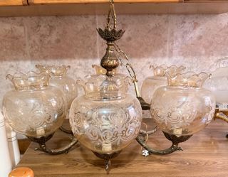 Lámpara de araña de cristal dorada