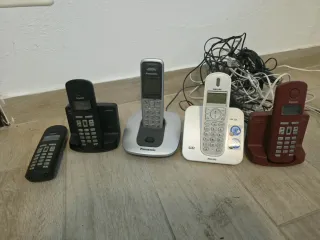 Lotto 5 telefoni fissi e 4 basi cordless