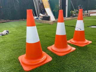3 Conos de señalización naranja