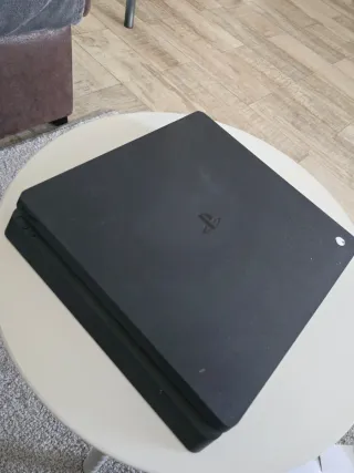 PS4 con 2 mando y 5 juegos