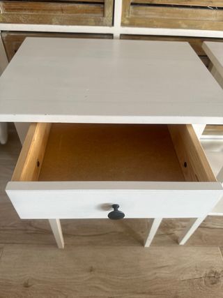 2 Mesitas de noche blancas con cajones