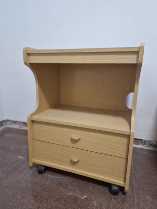 Mesa auxiliar con ruedas