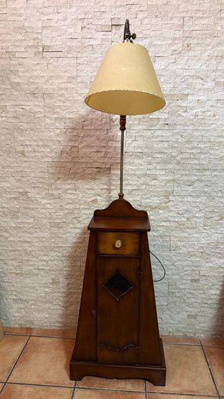 Mesita auxiliar con lámpara