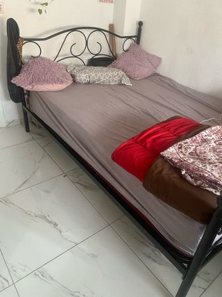Cama metálica negra doble con colchón