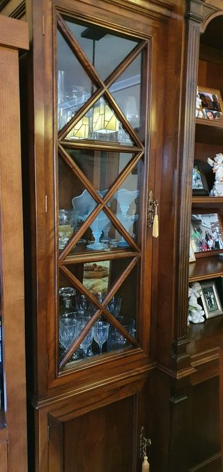 Librería Vitrina Nogal Español