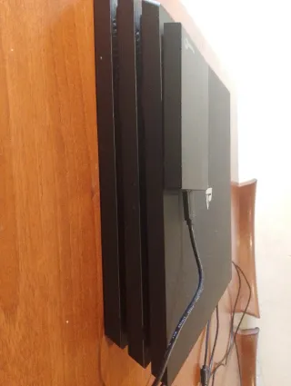 Consola PS4 Pro 1TB + 3 Controles