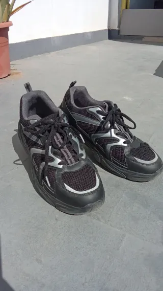 Zapatillas deportivas negras y plateadas