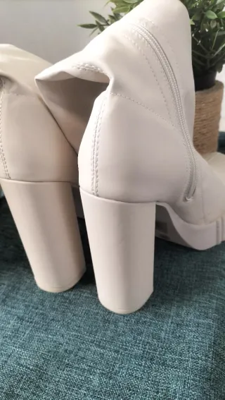 Botas altas beige mujer