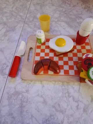 Tabla de cortar con desayuno de juguete