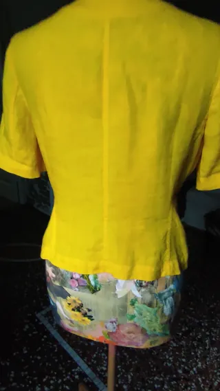 Camicetta gialla con bottoni