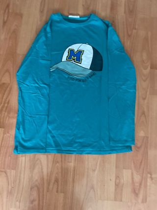 Camiseta azul con dibujo de gorra