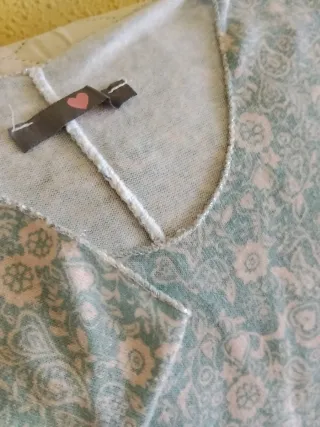 Camiseta estampada cuello pico