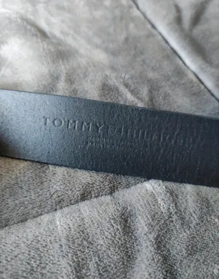 Cinturón Tommy Hilfiger.