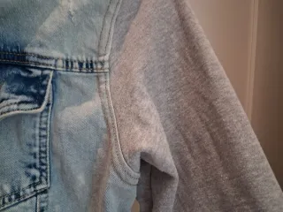 Chaqueta tejana con capucha y mangas