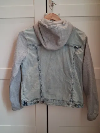 Chaqueta tejana con capucha y mangas