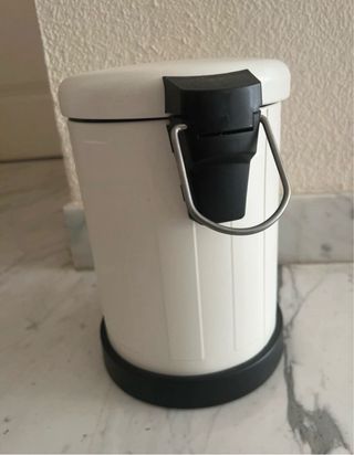 Papelera de baño W.V. blanca y negra