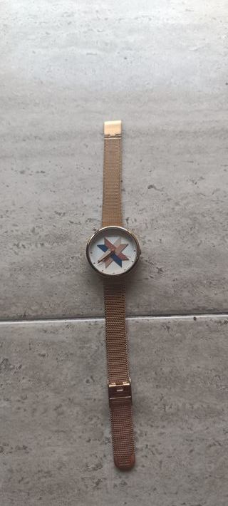 Reloj Parfois malla metálica dorado multicolor