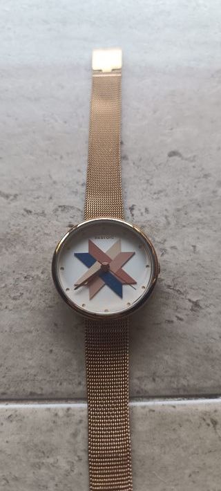 Reloj Parfois malla metálica dorado multicolor