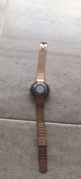 Reloj Parfois malla metálica dorado multicolor