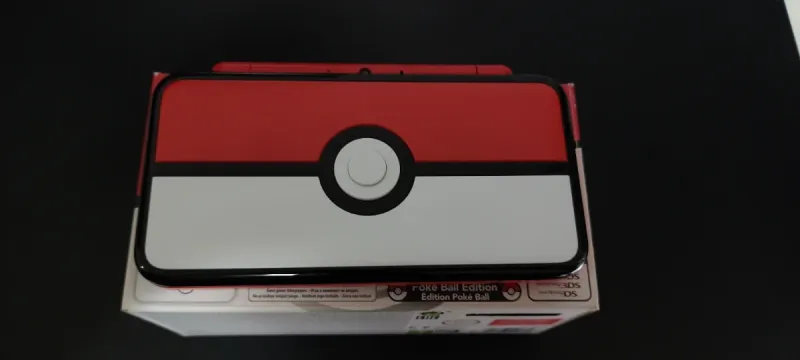 Nintendo 2DS XL Edición Poké Ball afbeelding 2