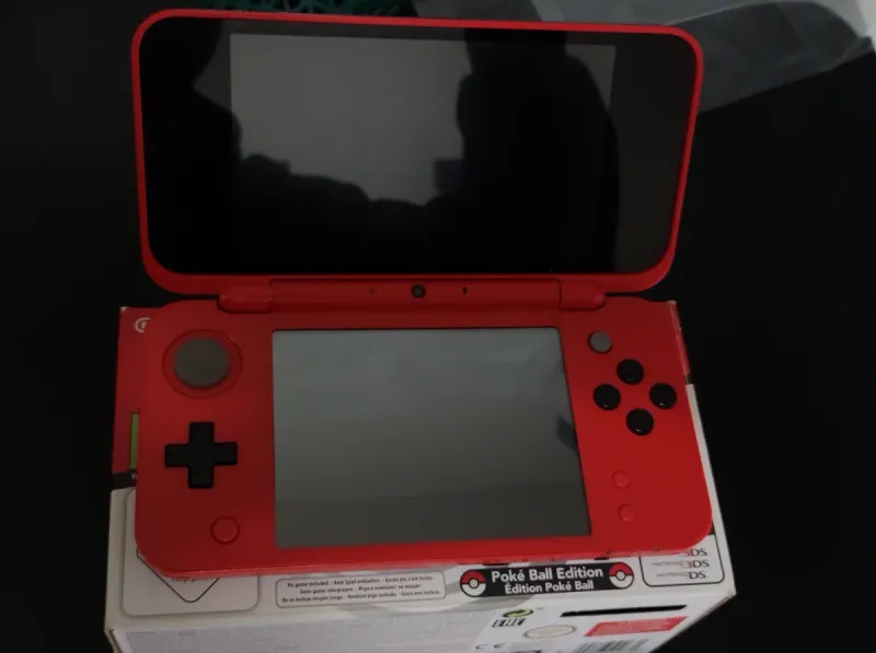 Nintendo 2DS XL Edición Poké Ball afbeelding 3