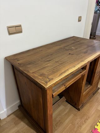 Escritorio de madera natural