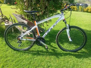 Bicicleta Felt Q 200 Blanca y Naranja talla 17'5