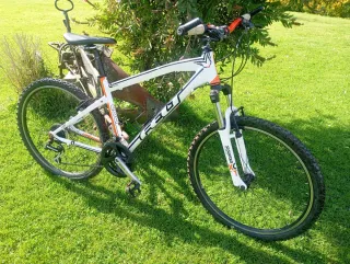 Bicicleta Felt Q 200 Blanca y Naranja talla 17'5