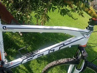 Bicicleta Felt Q 200 Blanca y Naranja talla 17'5