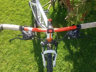 Bicicleta Felt Q 200 Blanca y Naranja talla 17'5