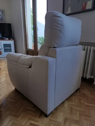 Sillón tapizado blanco hueso