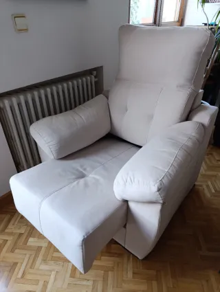 Sillón tapizado blanco hueso