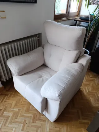 Sillón tapizado blanco hueso
