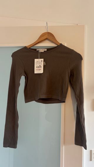 Top pull and bear manga larga marrón