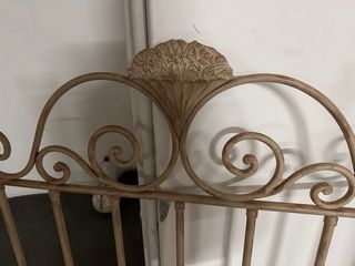 Cabecero de metal beige con diseño clasico.