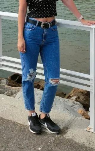 Pantalón vaquero con rotos en rodillas