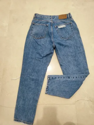 Pantalón vaquero con rotos en rodillas