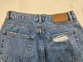 Pantalón vaquero con rotos en rodillas