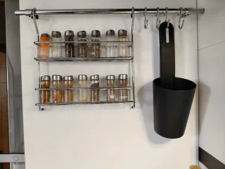 Especiero de pared con 14 botes