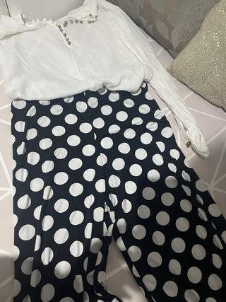 Pantalón de lunares blanco y negro