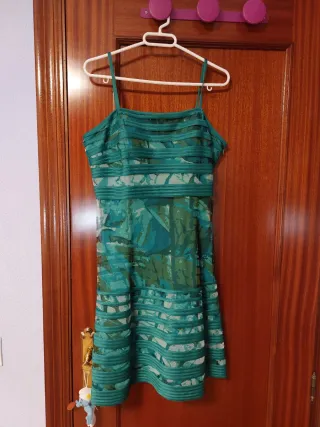 Vestido de fiesta verde, estampado juvenil