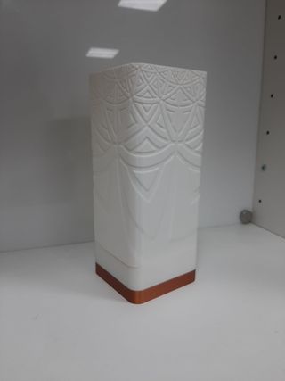 Lámpara de mesa blanca y cobrizo